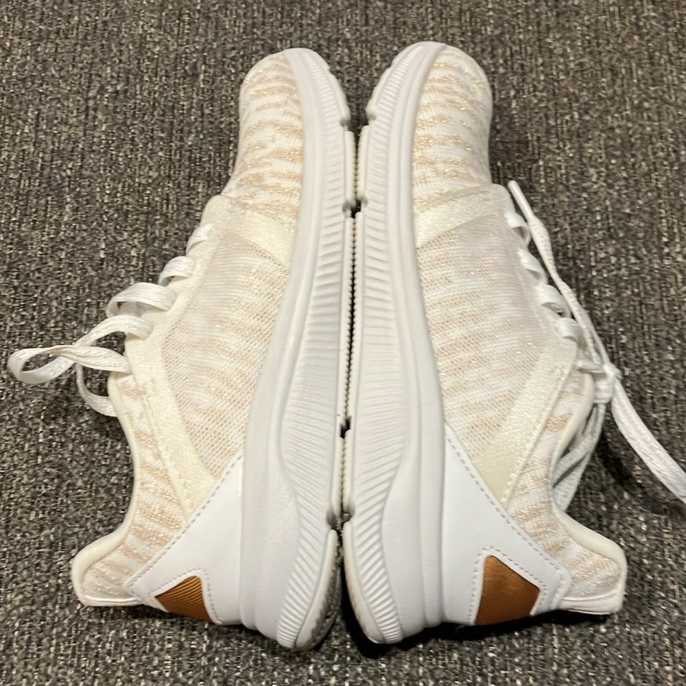 EUC Sz 6 women’s AVIA white/gold mesh lace up sneakers - Picture 9 of 9